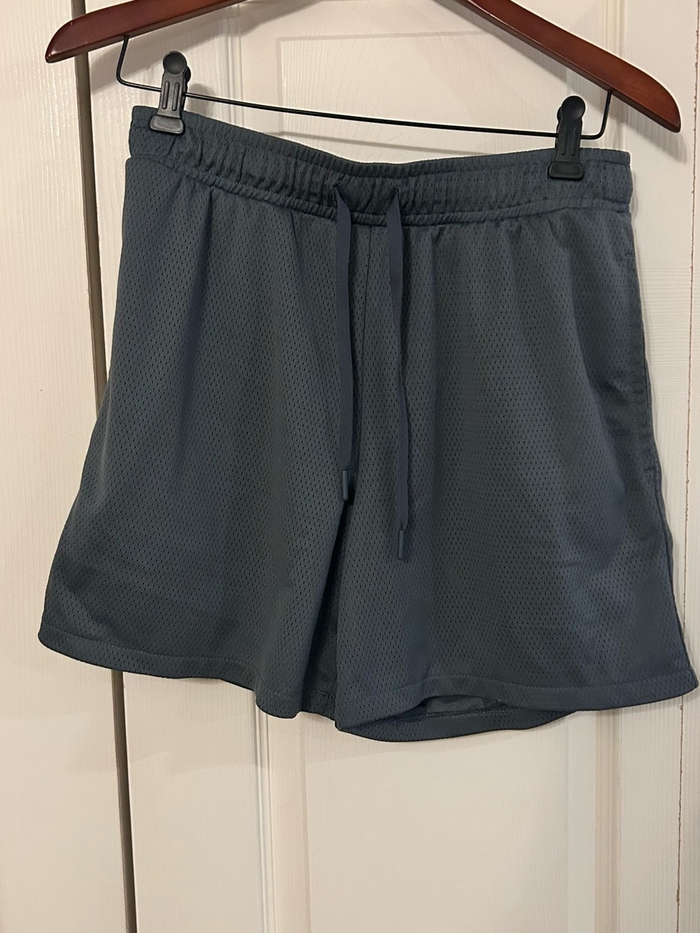 all in motion Men's Athletic Mesh Shorts size small - Gray